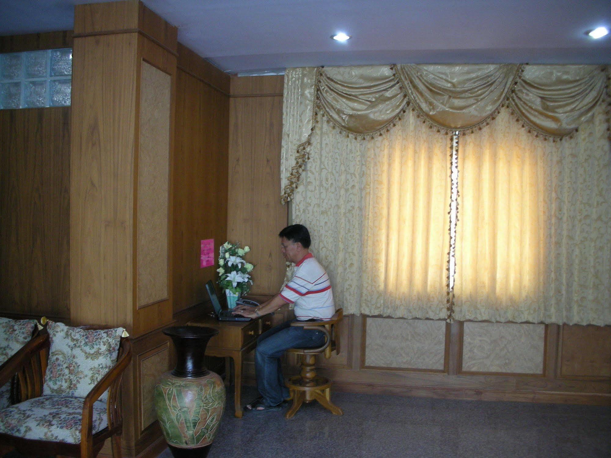 Veerasuda Condotel Ratchaburi Extérieur photo